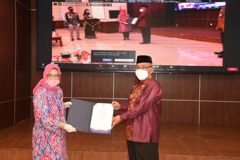 Depok Gelontorkan Rp 64 Miliar Tangani Covid-19. Foto: Komitmen Pemerintah Kota (Pemkot) Depok dalam menjalankan program Pembangunan Keluarga, Kependudukan dan Keluarga Berencana (Bangga Kencana) mendapat apresiasi dari Badan Kependudukan dan Keluarga Berencana Nasional (BKKBN). Dan, ditengah pandemi Covid-19, apresiasi itu ke Wali Kota Depok, Mohammad Idris dalam pemberian penghargaan Manggala Karya Kencana (MKK) Tahun 2020.