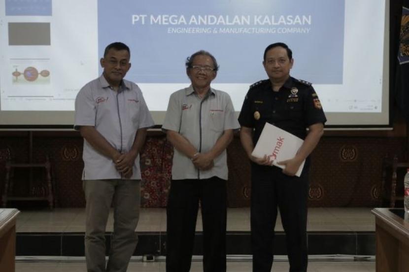 Komitmen untuk mendukung dan memberikan kemudahan bagi industri dalam negeri melalui pemberian fasilitas kepabeanan diwujudkan Bea Cukai Yogyakarta dengan memberi izin fasilitas sebagai kawasan berikat mandiri kepada PT Mega Andalan Kalasan (MAK).