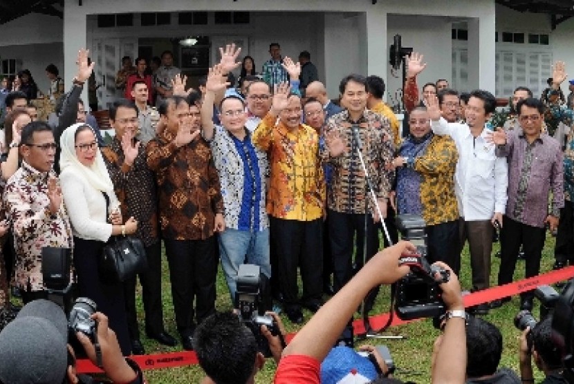 Komjen Badrodin Haiti bersama anggota Komisi III DPR di rumahnya di Jagakarsa, Jakarta, Rabu (15/5). 