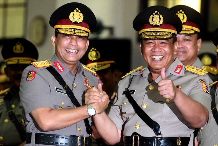 Komjen Pol Budi Waseso (kiri) berjabat komando dengan Komjen Pol Anang Iskandar (kanan) sebelum acara Serah Terima Jabatan (Sertijab) di Ruptama Mabes Polri, Jakarta, Senin (7/9).