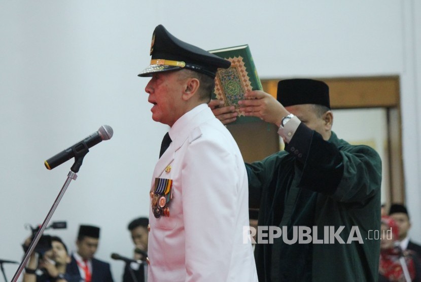 Komjen Pol Mochamad Iriawan mengucapkan sumpah jabatan sebagai Penjabat (Pj) Gubernur Jawa Barat, saat dilatik oleh Mendagri Tjahjo Kumolo, di Gedung Merdeka, Kota Bandung, Senin (18/6).