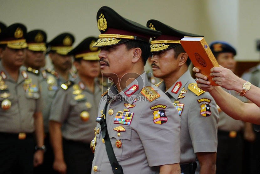  Komjen Pol. Oegroseno mengucapkan sumpah jabatatan saat mengikuti upacara serah terima jabatan (Sertijab) Wakapolri di Mabes Polri, Jakarta, Jumat (2/8).   (Republika/ Tahta Aidilla)