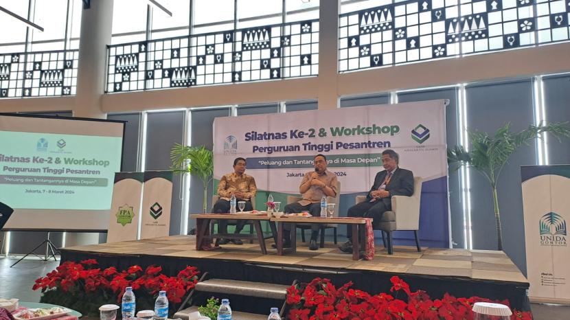 Komjen Pol (Pur) Syafruddin berbicara tentang bonus demografi dan kaitannya dengan perguruan tinggi pesantren di Jakarta pada Kamis (7/3/2024).)