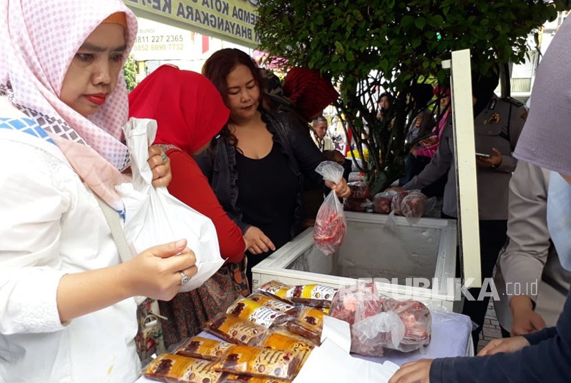 Komoditas daging sapi diserbu pembeli di pasar murah di Sukabumi. (Ilustrasi)