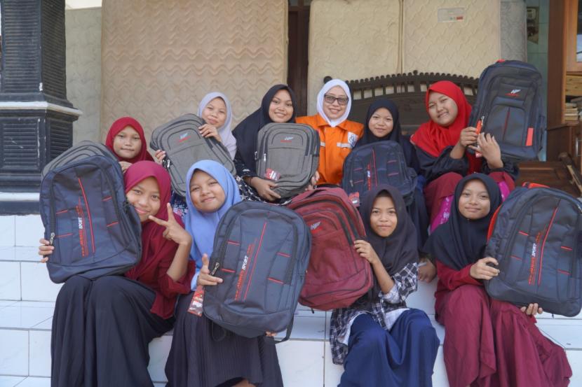 Kompartemen BPR Syariah Asbisindo Gandeng LMI gerak cepat dan memberikan peralatan sekolah