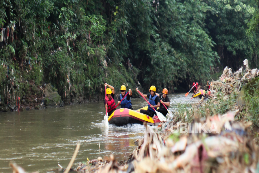 Kompetisi arung jeram (rafting competition) Piala Menteri Lingkungan Hidup. 