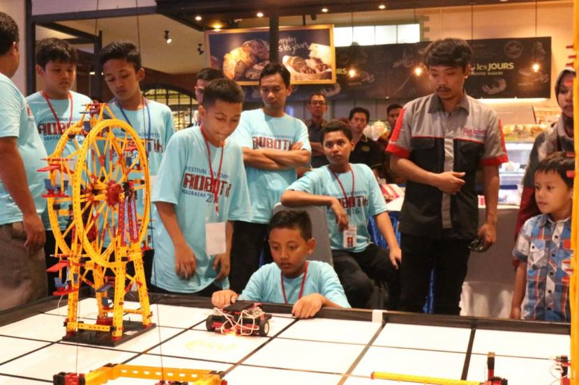 Kompetisi Robotik Madrasah 2022 di Gedung Olah Raga Universitas Negeri Yogyakarta. 