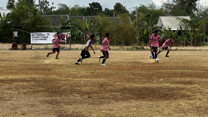 Kompetisi sepak bola antarkampung di Lapangan Desa Karangwangi, Kecamatan Depok, Kabupaten Cirebon, Jawa Barat.