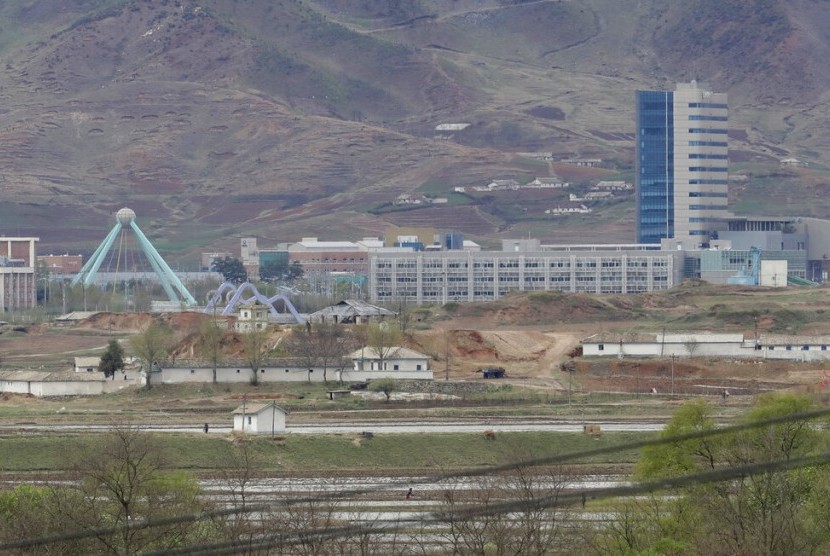 [ilustrasi] Komplek industri Kaesong di Korea Utara (Korut) dilihat dari desa Taesungdong di dalam zona demiliterisasi di Paju, Korea Selatan (Korsel), 24 April 2018.