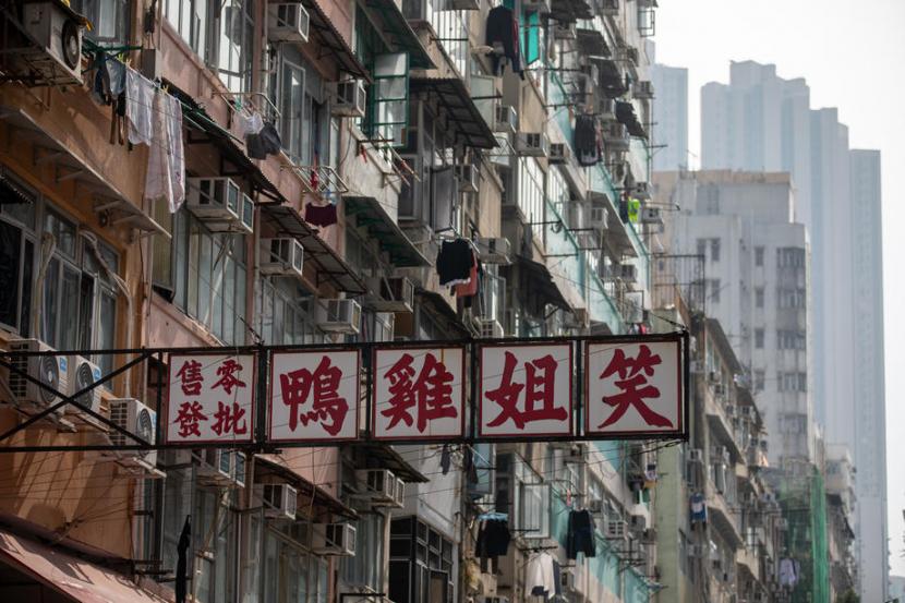 Kompleks bangunan apartemen tua di distrik Jordan. Pemerintah Hong Kong berlakukan lockdown di distrik Jordan dan Yau Ma Tai, di kawasan padat penduduk, untuk menahan laju penyebaran Covid-19. 