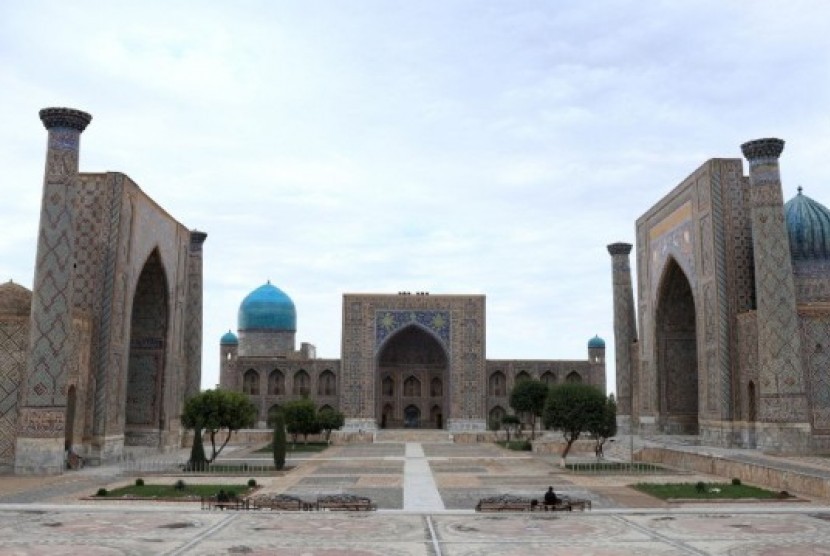 Kompleks Madrasah Ulugh Beg di Samarkand, Uzbekistan. Samarkand merupakan salah satu kota pusat peradaban Islam Abad Pertengahan