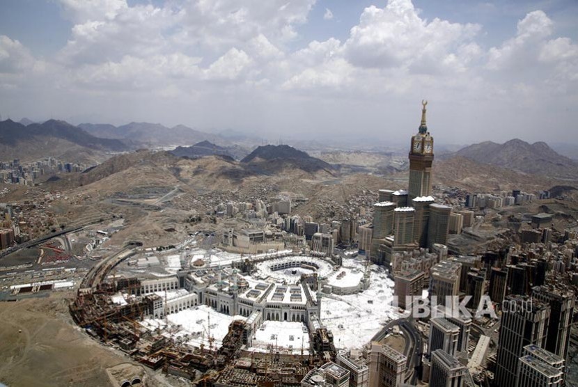 Kompleks Masjidil Haram dan proyek perluasannya di Makkah, tampak dari udara, Senin (12/8). 
