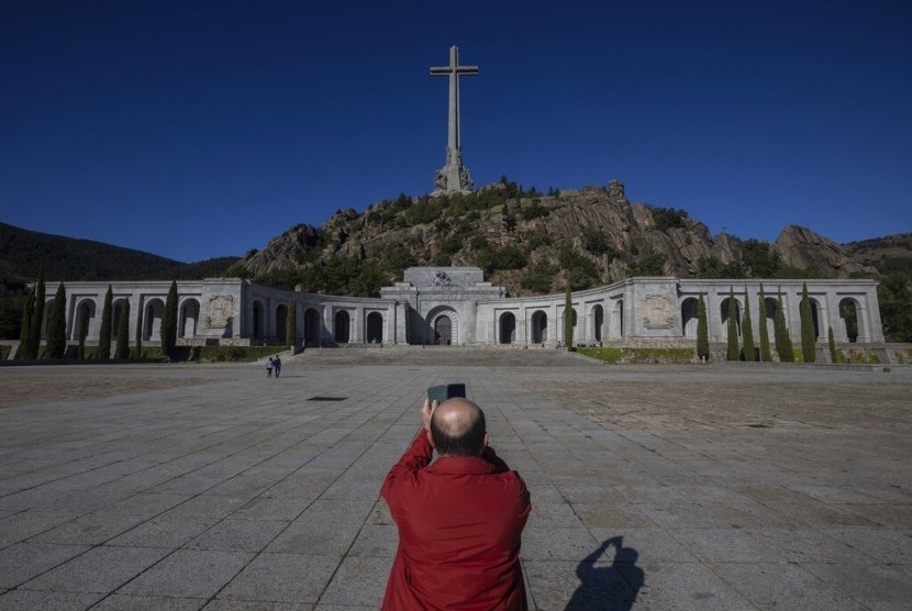 Kompleks pemakaman Valley of the Fallen di El Escorial, pinggiran Madrid, Spanyol. Di lokasi ini jasad diktator Jenderal Francisco Franco dimakamkan.