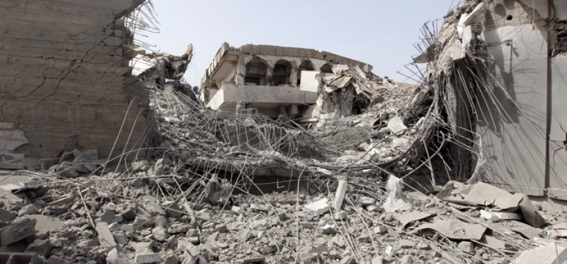 Kompleks Qaddafi yang hancur dibombardir serangan udara NATO.