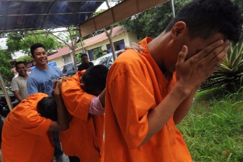 Komplotan jambret diringkus polisi (ilustrasi).Sosok dua pelaku jambret di jalan raya komplek BTN Pagutan, Kota Mataram, Nusa Tenggara Barat, yang aksinya terekam video dan sempat viral di media sosial kini berhasil ditangkap pihak kepolisian.
