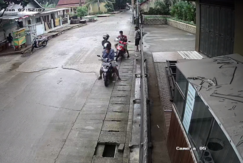 Komplotan maling motor di Bedahan, Sawangan, Depok terekam CCTV.