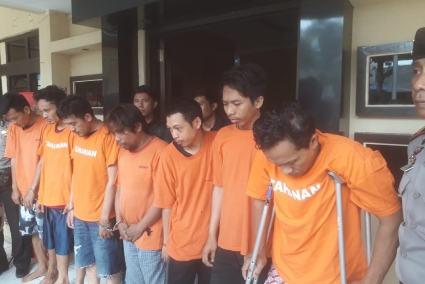 Komplotan pencuri 148 unit telepon genggam berhasil diringkus petugas polisi Polsek Astanaanyar, Kota Bandung. Salah seorang tersangk mengaku kemampuan membobol kunci gembok dipelajarinya dari Youtube, Jumat (10/1). 