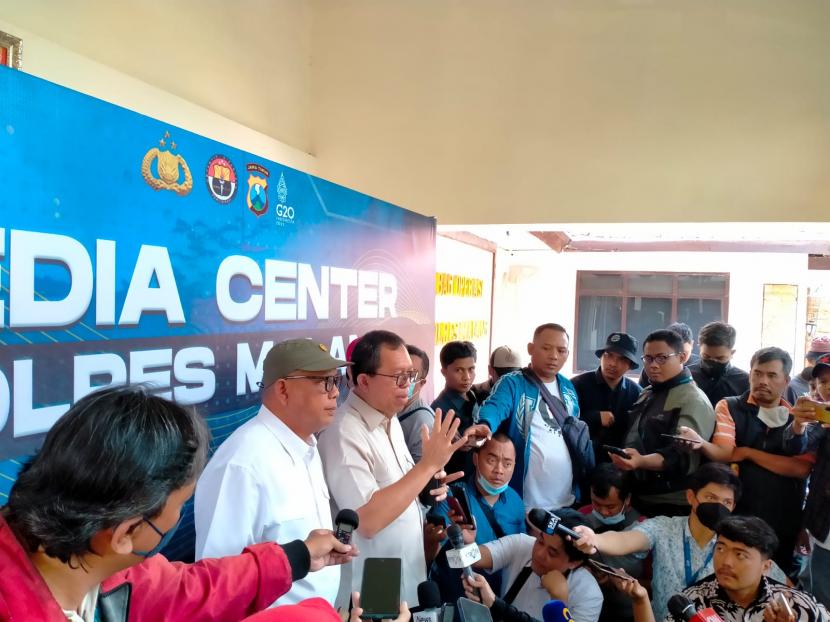 Kompolnas memberikan keterangan pers terkait perkembangan kasus tragedi Kanjuruhan di Mapolres Malang, Selasa (4/10/2022). 