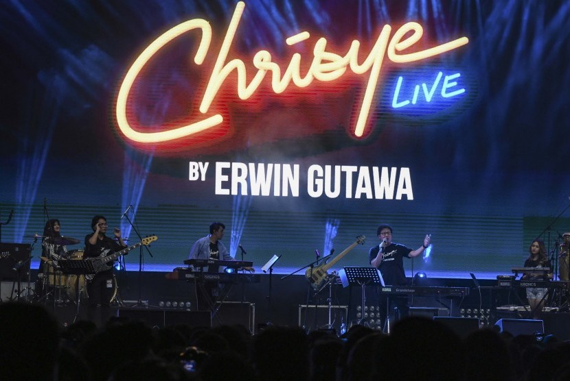 Komposer Erwin Gutawa tampil pada hari kedua Synchronize Fest 2019 yang bertajuk Chrisye Live By Erwin Gutawa di Gambir Expo, Kemayoran, Jakarta, Sabtu (5/10/2019). Panggung untuk mengenang penyanyi Chrisye tersebut Erwin Gutawa membawakan sejumlah lagu hits milik Chrisye.