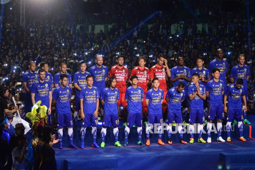  Komposisi para pemain persib pada Launcing Tim Persib 2017, di Stadion Siliwangi, Kota Bandung, Ahad (4/3). 