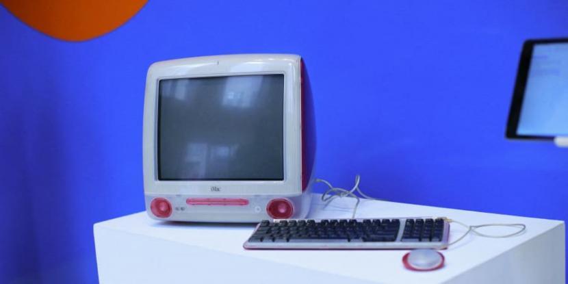 Komputer pribadi yang digunakan oleh pendiri Wikipedia Jimmy Wales ketika memprogram Wikipedia 20 tahun yang lalu dilelang.