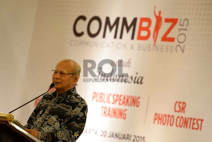 Komunikasi CSR. Ekonom senior, Emil Salim memberikan keynote speech saat Communication and Business (COMMBIZ) 2015 di Jakarta, Selasa (20/1)( Republika/ Wihdan)