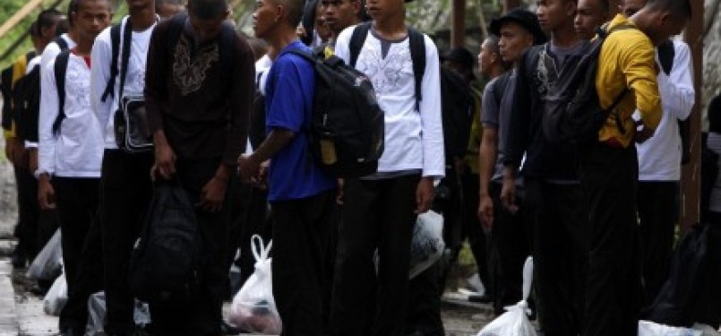 Komunitas anak punk yang telah mendapat pembinaan mental dan rohani dari Polda Aceh dan Pemerintah Kota Banda Aceh bersiap-siap untuk pulang dari Sekolah Polisi (SPN) Seulawah, Kabupaten Aceh Besar, Jumat (23/12). 