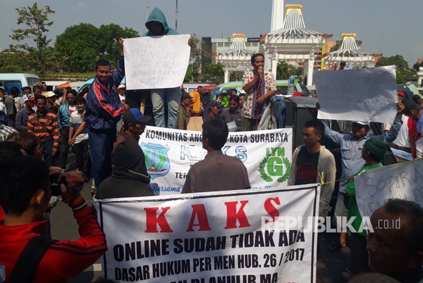 Komunitas Angkutan Kota Surabaya mengepung Kantor Gubernur Jawa Timur, Selasa (3/10). Mereka menuntut penghentian operasi angkutan online