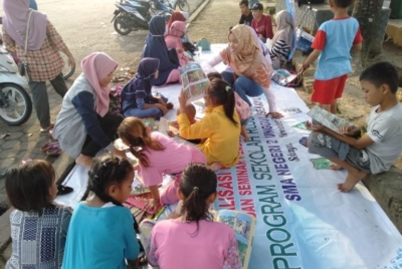 Komunitas baca atau literasi di Musi Banyuasin (Muba) mengundang warga dengan cara meminjamkan buku yang bisa dibaca di tempat dengan menggunakan trotoat di Sekayu, Ibu Kota Muba.