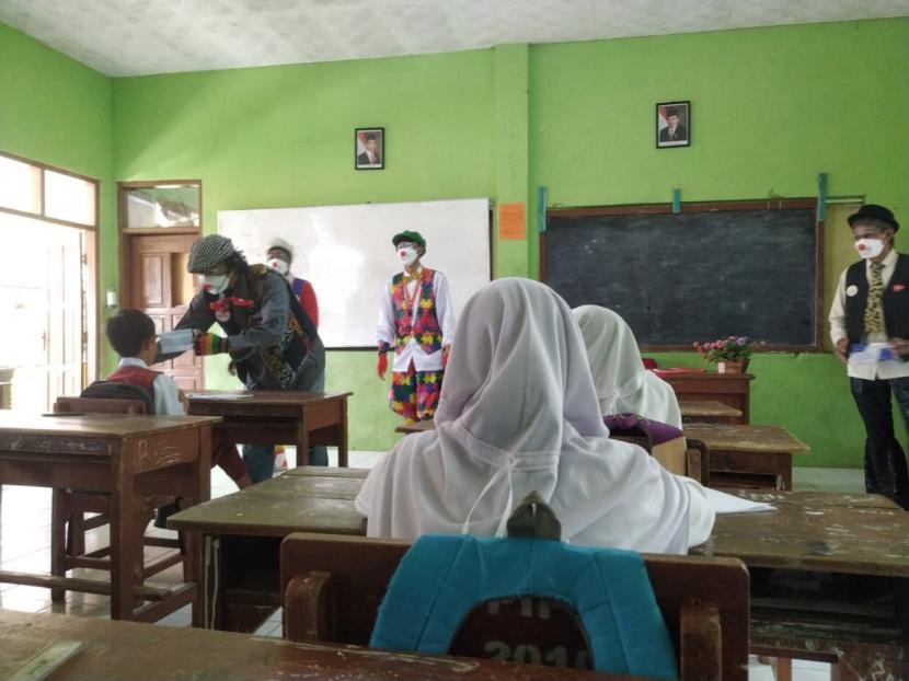 Komunitas Badut Tasik melakukan sosialisasi dan edukasi penerapan prokes kepada para siswa di SDN Dadaha, Kecamatan Tawang, Kota Tasikmalaya, Senin (27/9).