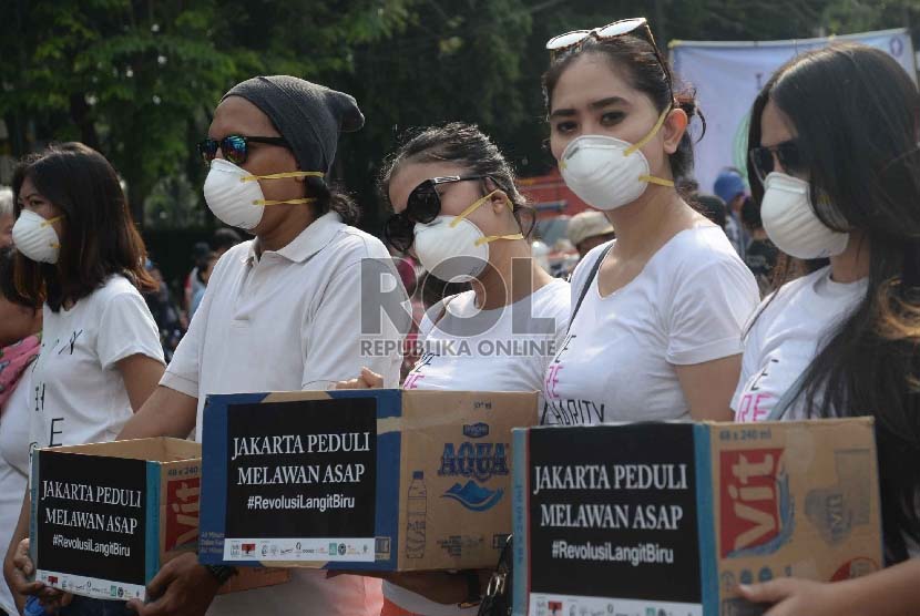 Komunitas Charity menghimpun dana saat Hari Bebas Kendaraan Bermotor (HBKB) di Bunderan Hotel Indonesia, Jakarta, Ahad (18/10). 