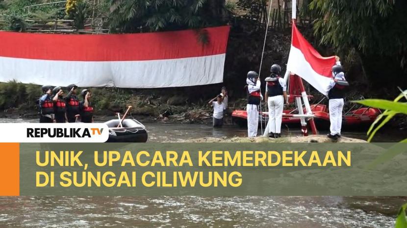 Komunitas Ciliwung Depok bersama pelajar dan masyarakat gelar upacara peringatan HUT ke-79 kemerdekaan Indonesia di Sungai Ciliwung.