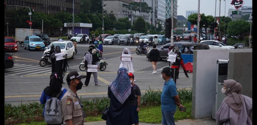 Komunitas cosplayer melakukan aksi di kawasan MH Thamrin, Jakarta.