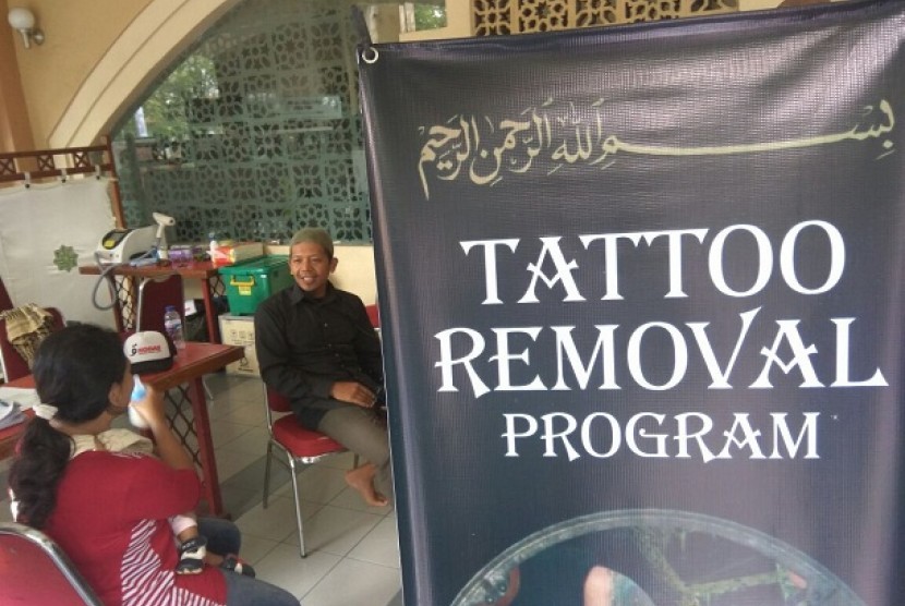 Komunitas Dakwah dan Sosial (Kodas) Bandung menggelar program penghapusan tato di acara Muhasabah Akhir Tahun Republika di Masjid Pusdai, Kota Bandung, Ahad (31/12)