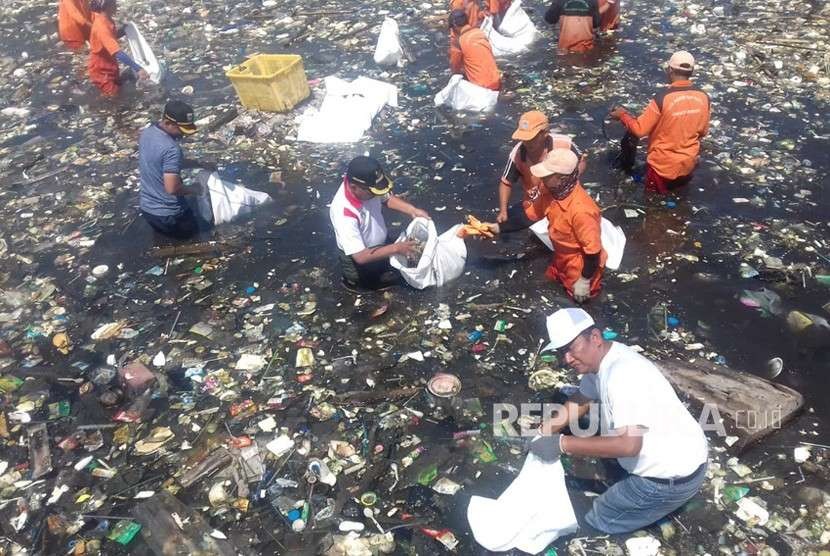 Jajaran Pemkab Kepulauan Seribu bersama warga masyarakat terjun membersihkan sampah di pantai Pulau Panggang.