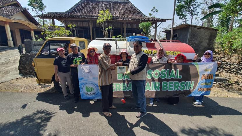 Komunitas Dosen dan Tenaga Kependidikan (Tendik) Universitas Gadjah Mada menyalurkan bantuan air bersih di empat desa di tiga kecamatan di wilayah Kabupaten Gunungkidul, Kamis (28/9/2023). Ketiga kecamatan tersebut adalah Kecamatan Panggang, Saptosari, dan Rongkop.