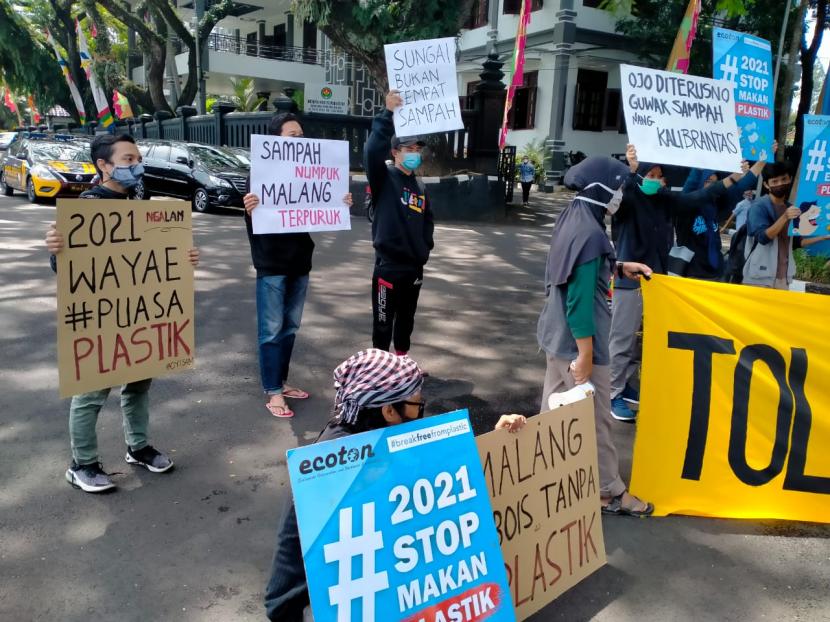 Komunitas Envigreen Society mengadakan aksi kampanye puasa plastik sekali pakai di Halaman Balai Kota Malang, Kamis (15/4). 