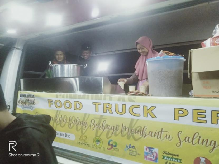 Komunitas food truck peduli Sulbar, menyediakan dan menyuplai makanan siap saji untuk pengungsi gempa di Mamuju Sulbar, Jumat (22/1). Komunitas ini terutama mendatangi lokasi-lokasi yang belum terjangkau bantuan dari luar. 