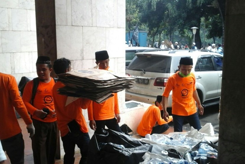  Komunitas Halaqoh Dzikir PEmulung (HDPE)