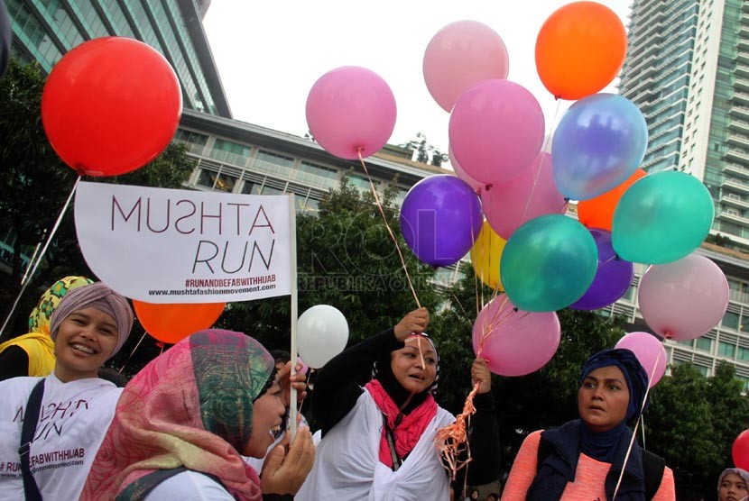 Komunitas Hijaber melepaskan balon ke udara saat memperingati Hari Hijaber Sedunia di Bundaran HI, Jakarta Pusat, Ahad (2/2).  (Republika/Yasin Habibi)