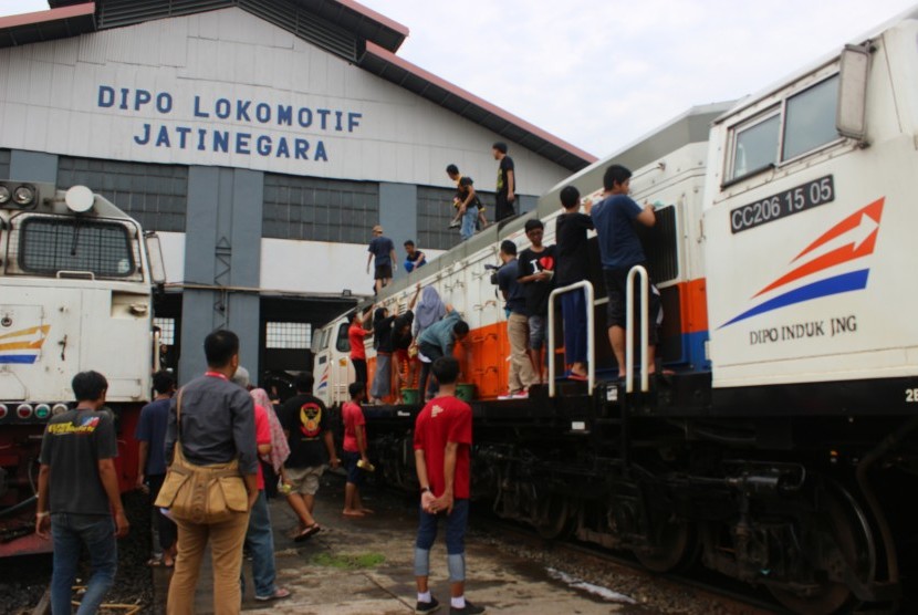 Komunitas Indonesia Railway Preservation Society melakukan pencucian lokomotif di Dipo Jatinegara, Ahad (29/5).
