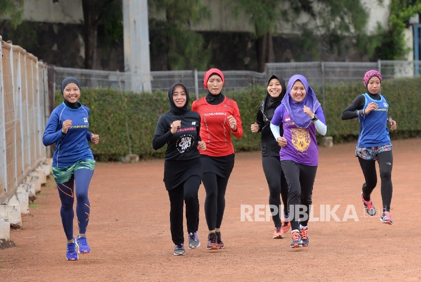 Komunitas Indorunner menggunakan hijab di GOR Sumantri Brodjonegoro, Jakarta, Sabtu (8/10). 