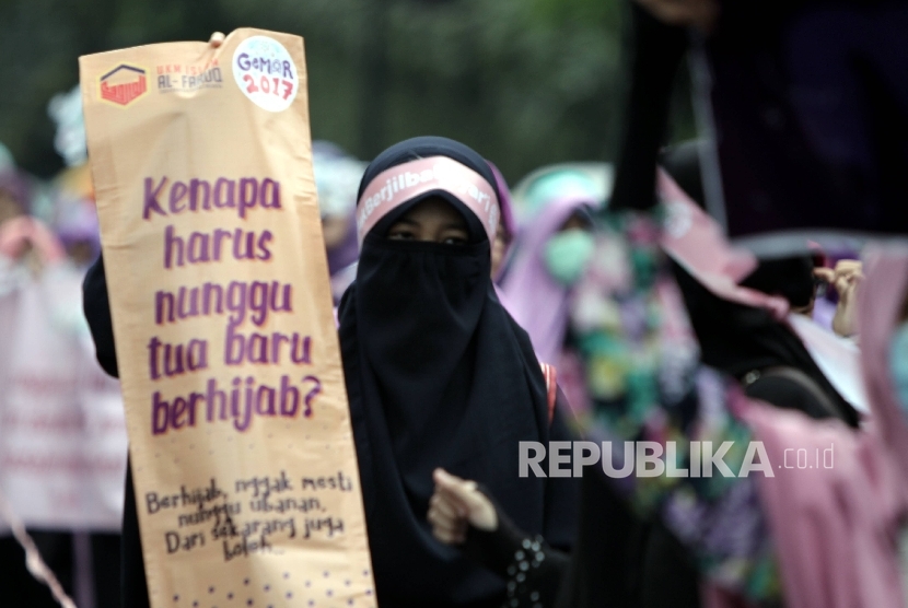 Komunitas Islam yang tergabung dalam Solidaritas Peduli Jilbab( SPJ) melakukan aksi damai long march sosialisasi menutup aurat saat berlangsungnya Hari Bebas kendaraan bermotor (HBKB) di Jl. Jenderal Sudirman, Jakarta (Ilustrasi)
