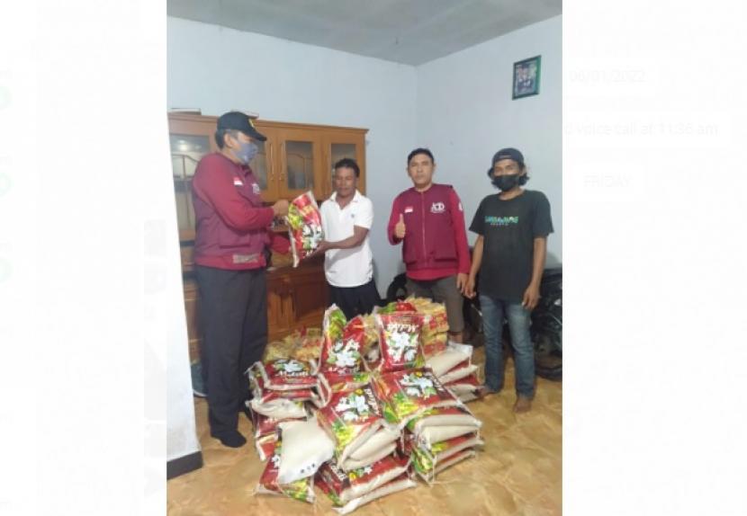 Komunitas Jendela Depok dalam naungan Yayasan Kreasi Jalin Dermawan (KJD) menyalurkan bantuan guna mengurangi beban warga terdampak erupsi Semeru.