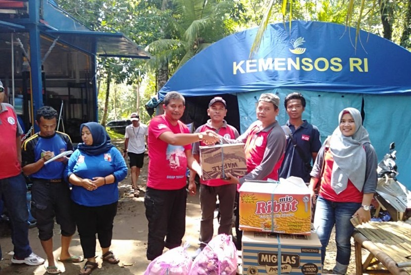 Komunitas Jendela Depok menyalurkan bantuan untuk korban Tsunami Selat Sunda di Carita, Pandeglang, Banten, Jumat (4/1).