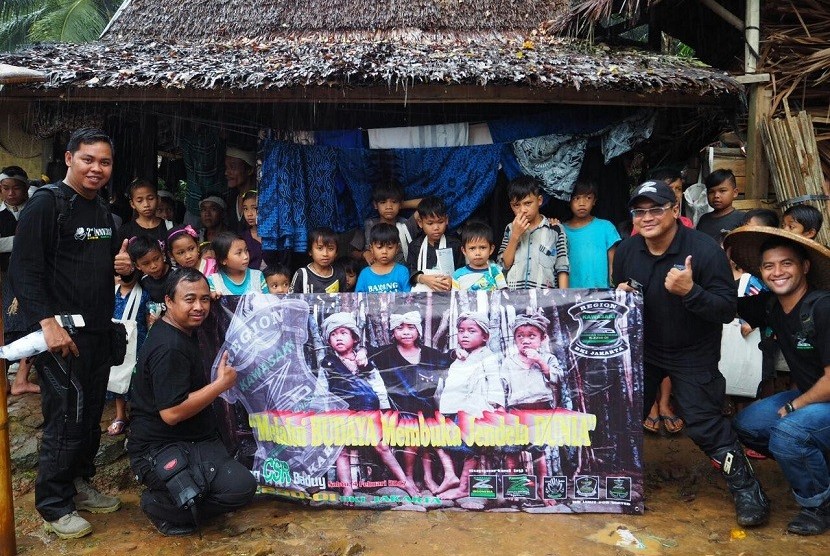 Komunitas Kawasaki Z250 Region DKI Jakarta donasi alat tulis, buku gambar, serta mainan  untuk anak-anak suku Baduy
