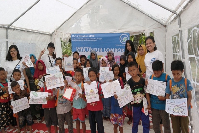 Komunitas Kita untuk Lombok melakukan inisiatif menggalang dana untuk menyediakan seragam dan alat-alat sekolah baru untuk anak-anak korban gempa Lombok.