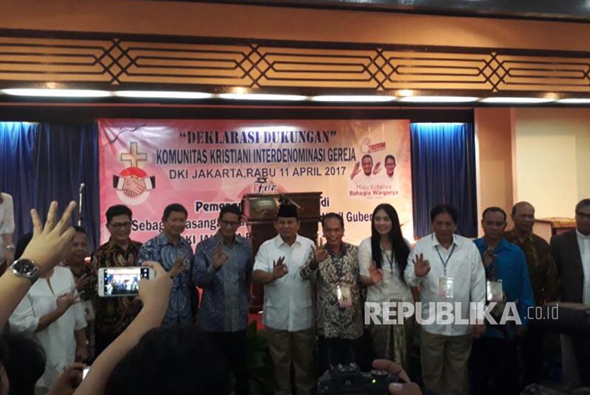 Komunitas Kristiani Interdenominasi Gereja DKI Jakarta mendeklarasikan dukungan untuk pasangan Anies Baswedan-Sandiaga Uno di Pilkada DKI putaran kedua. Deklarasi dipimpin Pendeta John Lokolo di hadapan ratusan hadirin di Wisma Serba Guna Senayan, Jakarta Pusat, Selasa (11/4).