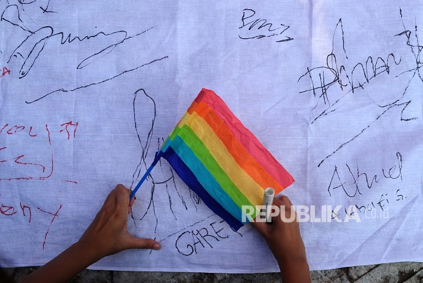 Komunitas LGBT menggelar aksi di Bundaran HI, Jakarta, Ahad (17/5).