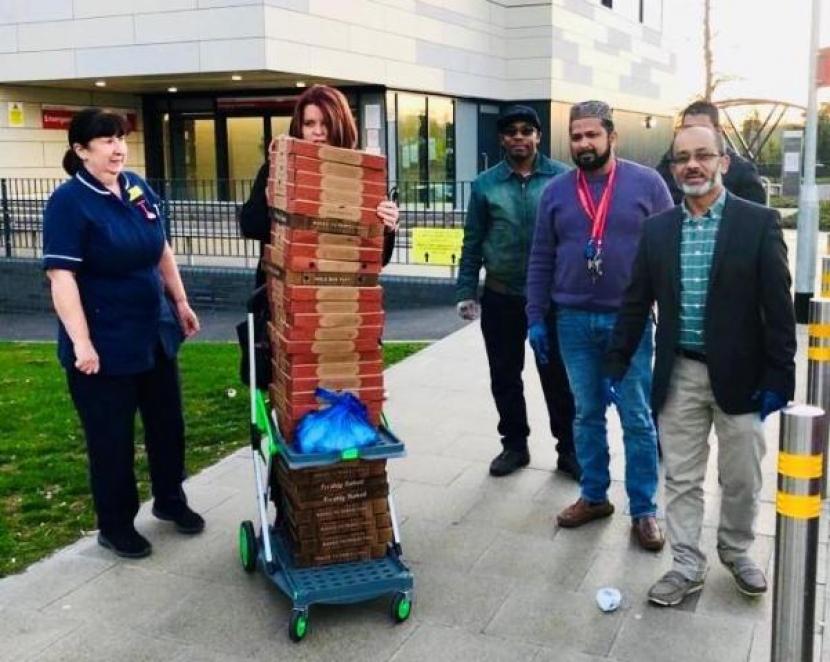 Komunitas Masjid Al Jannah Inggris bagikan pizza gratis untuk tim medis Covid-I19